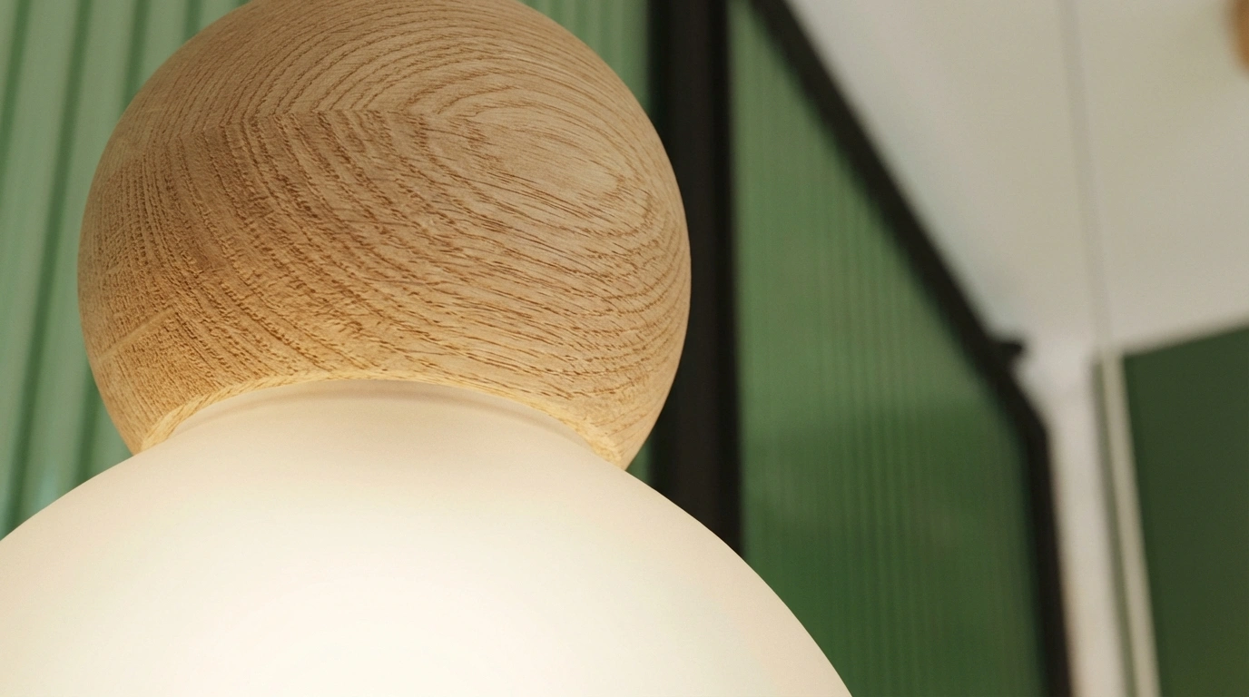 Détail verre blanc et bois suspension Pekka